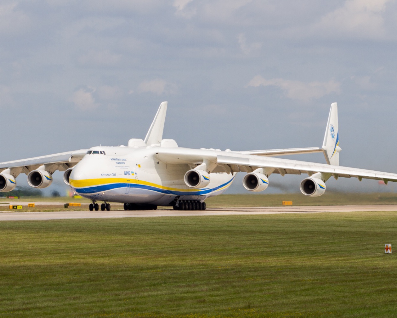 Самолет  АН-225 « Мрия» в аэропорту Праги