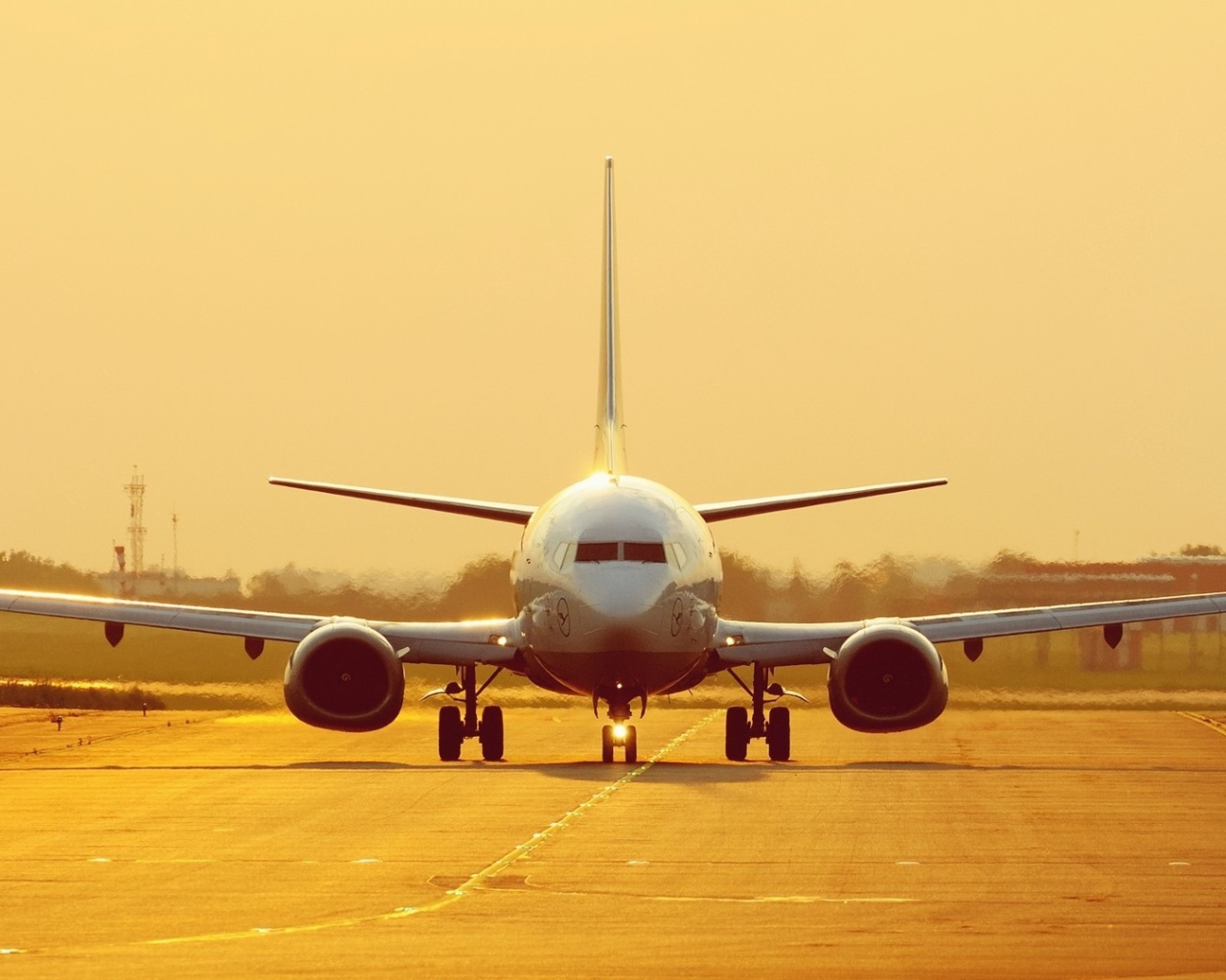 Самолет на взлетной полосе 