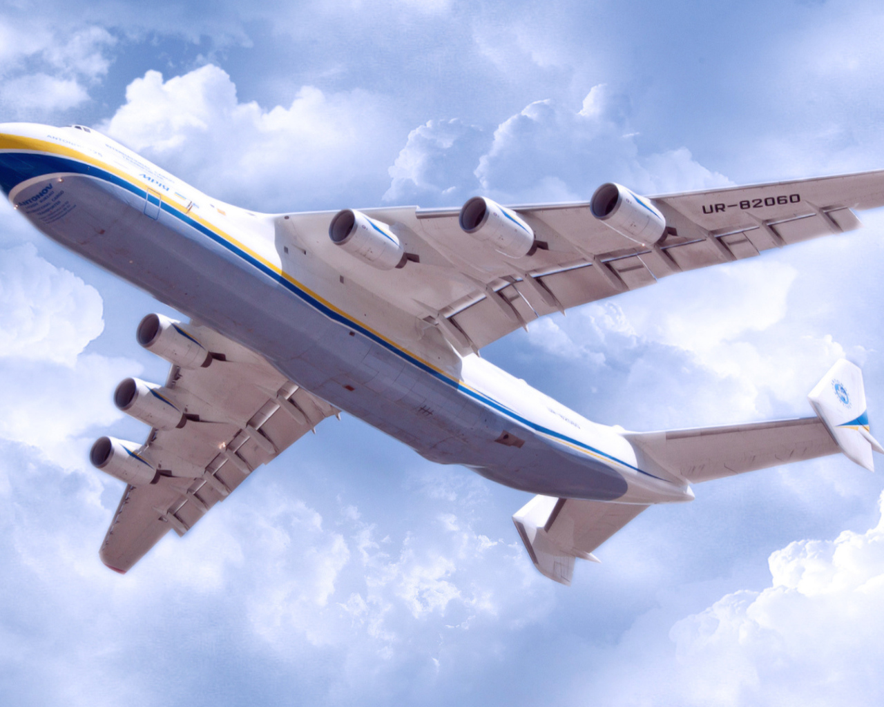 Транспортный реактивный самолёт АН-225 Мрия полет под облаками 