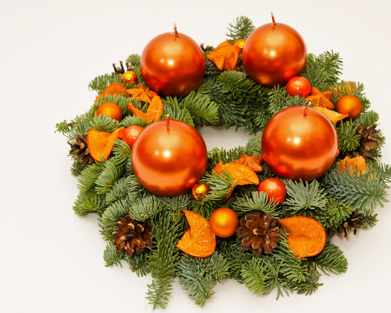 Рождественский венок из еловых ветвей со свечами