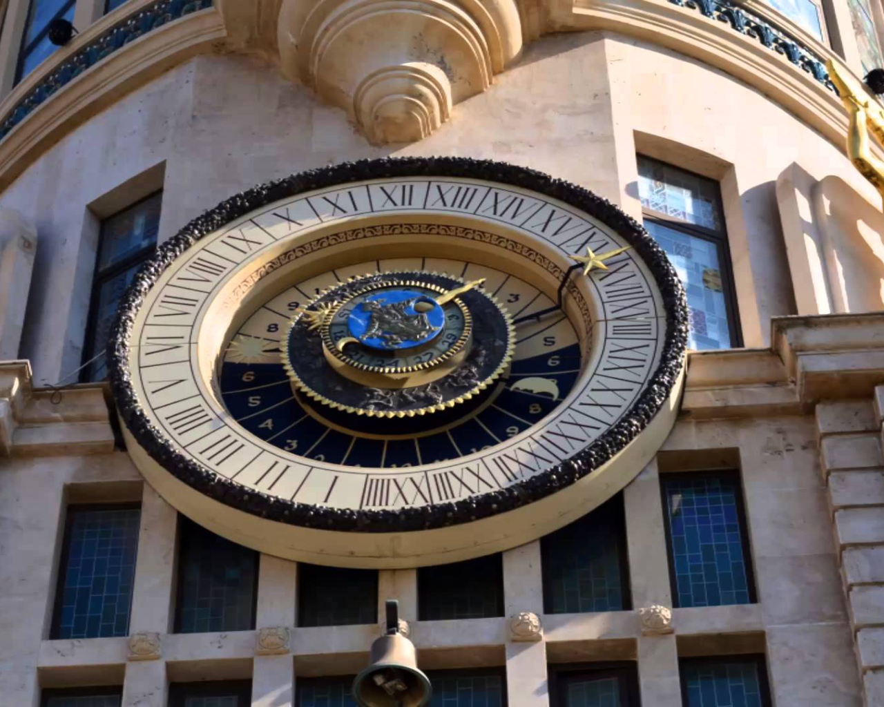 Астрономические часы в старом здании на площади Европы Батуми 