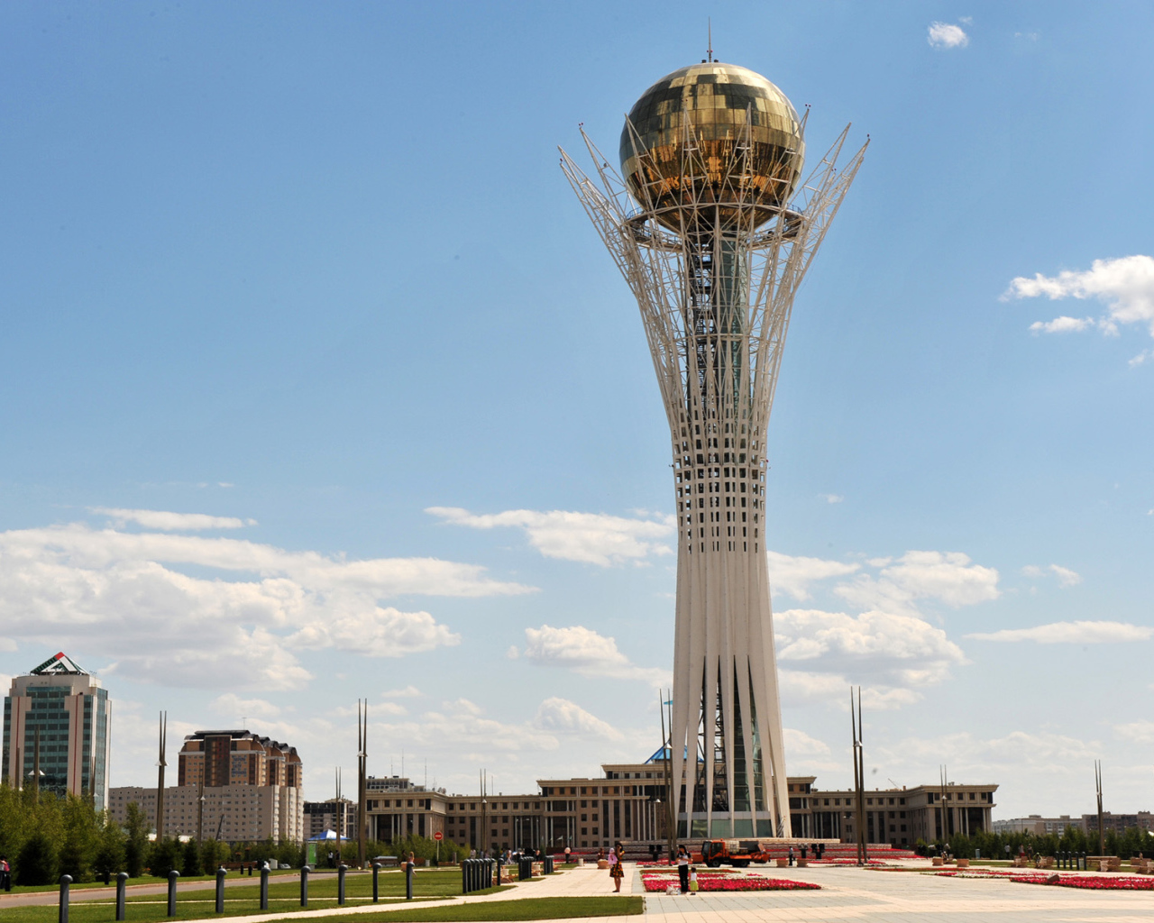 Байтерек - высокая смотровая  башня в виде тополя город Астана 