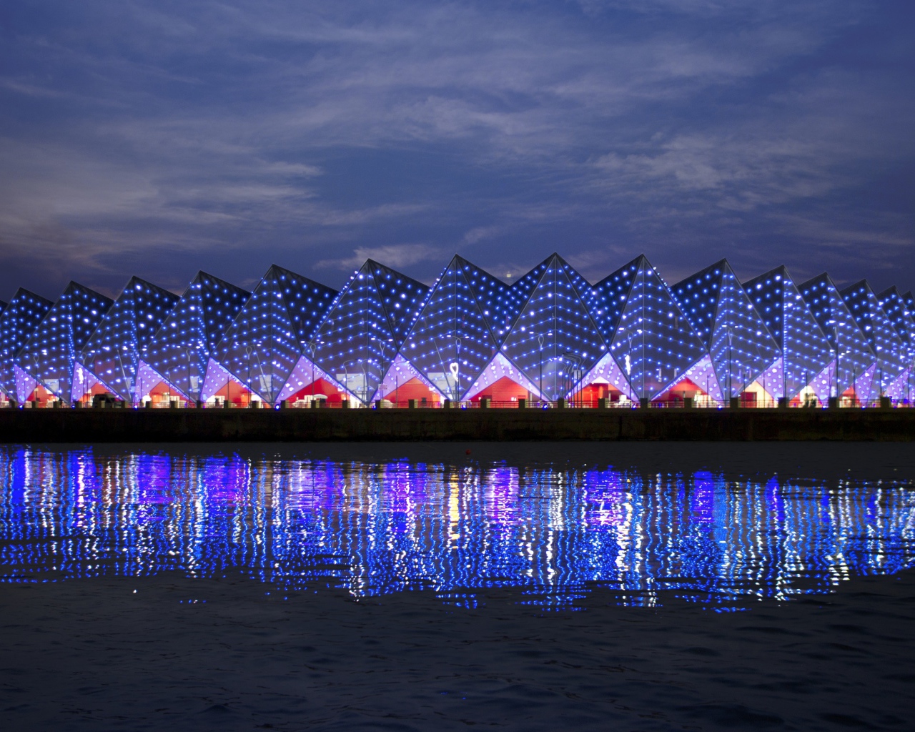 Бакинский кристальный зал отражается в воде  