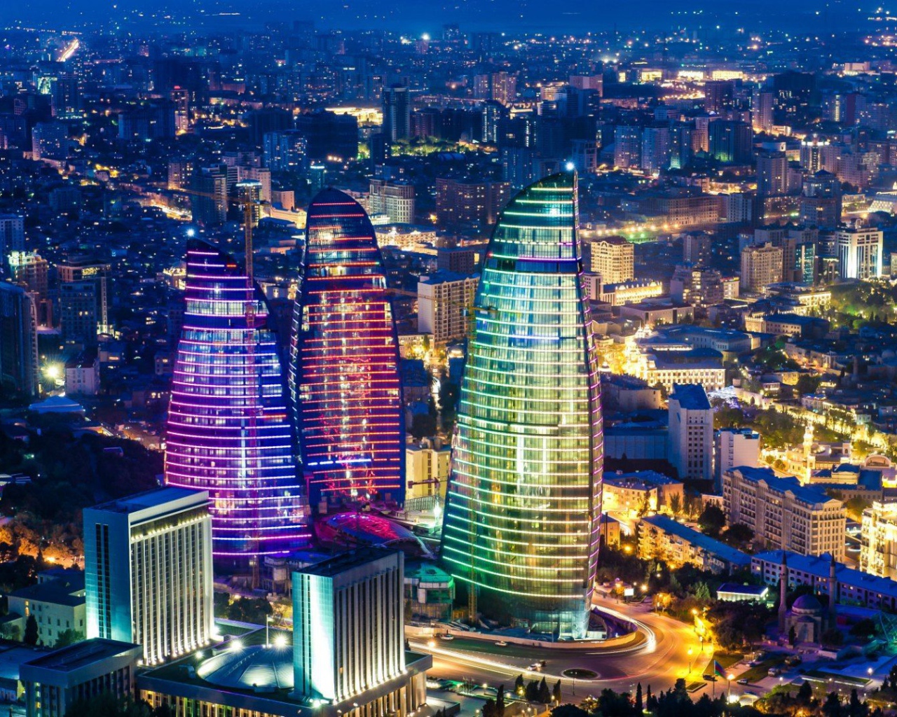 Пламенные башни вечером  Баку 