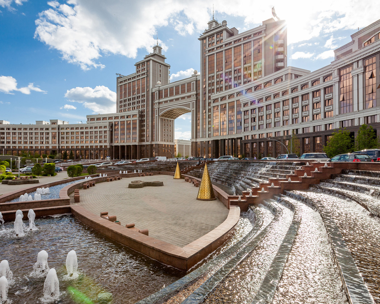 Красивое здание «Казмунай Газ»  город Астана 