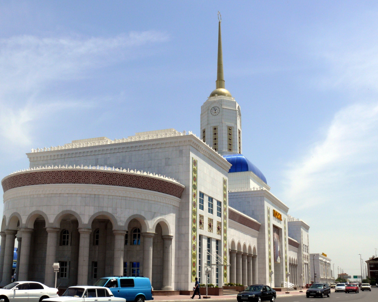 Красивое здание железнодорожного вокзала в Ашхабаде 