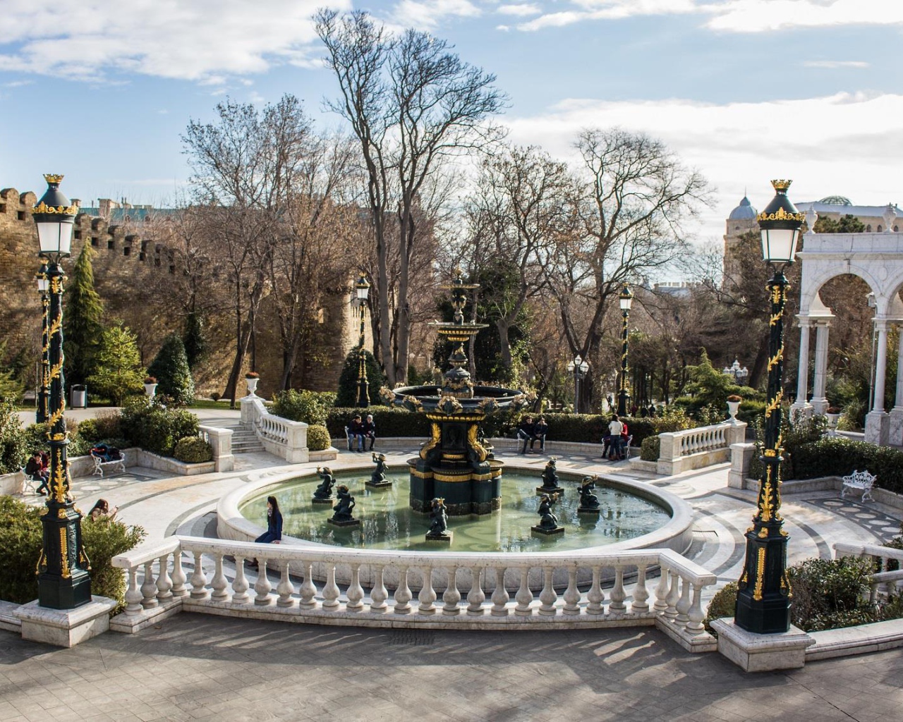 Красивый фонтан в Губернаторском саду Баку 