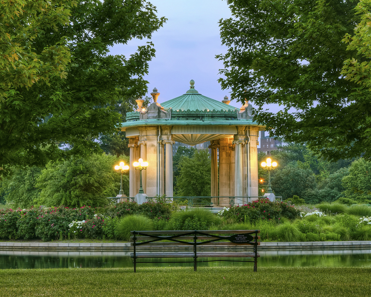 Красивая беседка в городском парке 