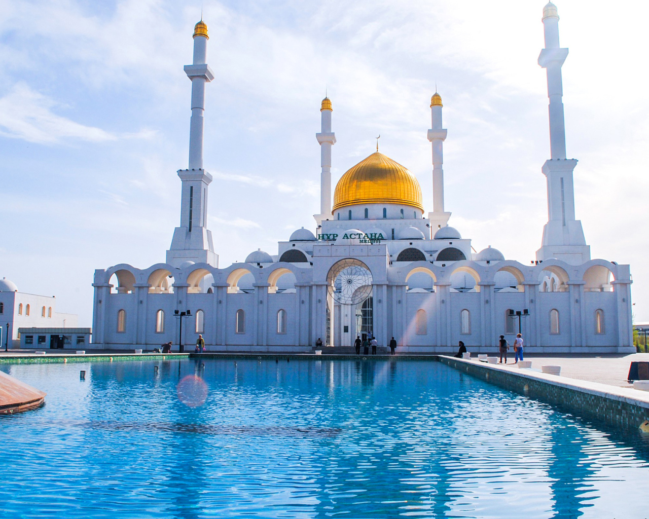 Красивая белая мечеть Нур Астана 