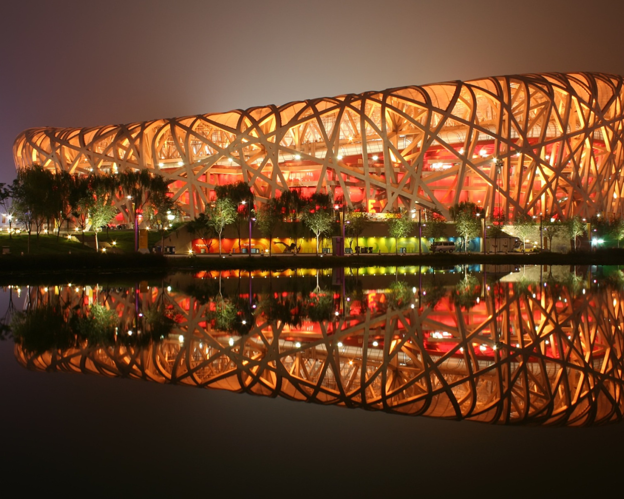 Пекинский национальный стадион отражается в воде, КНР 