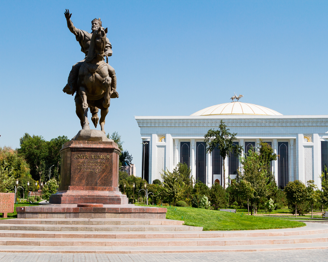 Центральный  парк Ташкента памятник Амиру Тимуру  