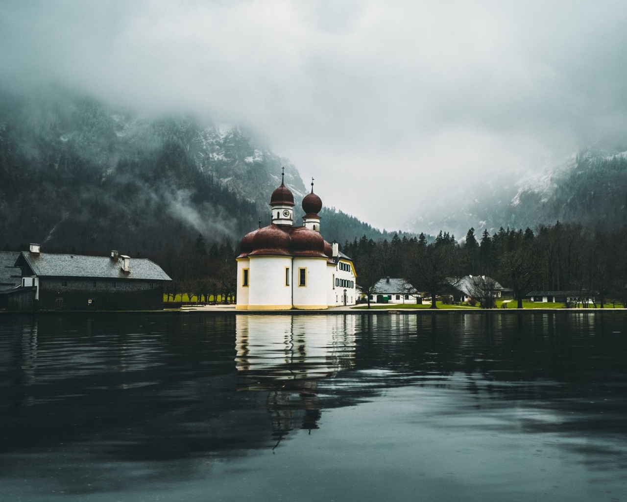 Церковь в городе у озера 
