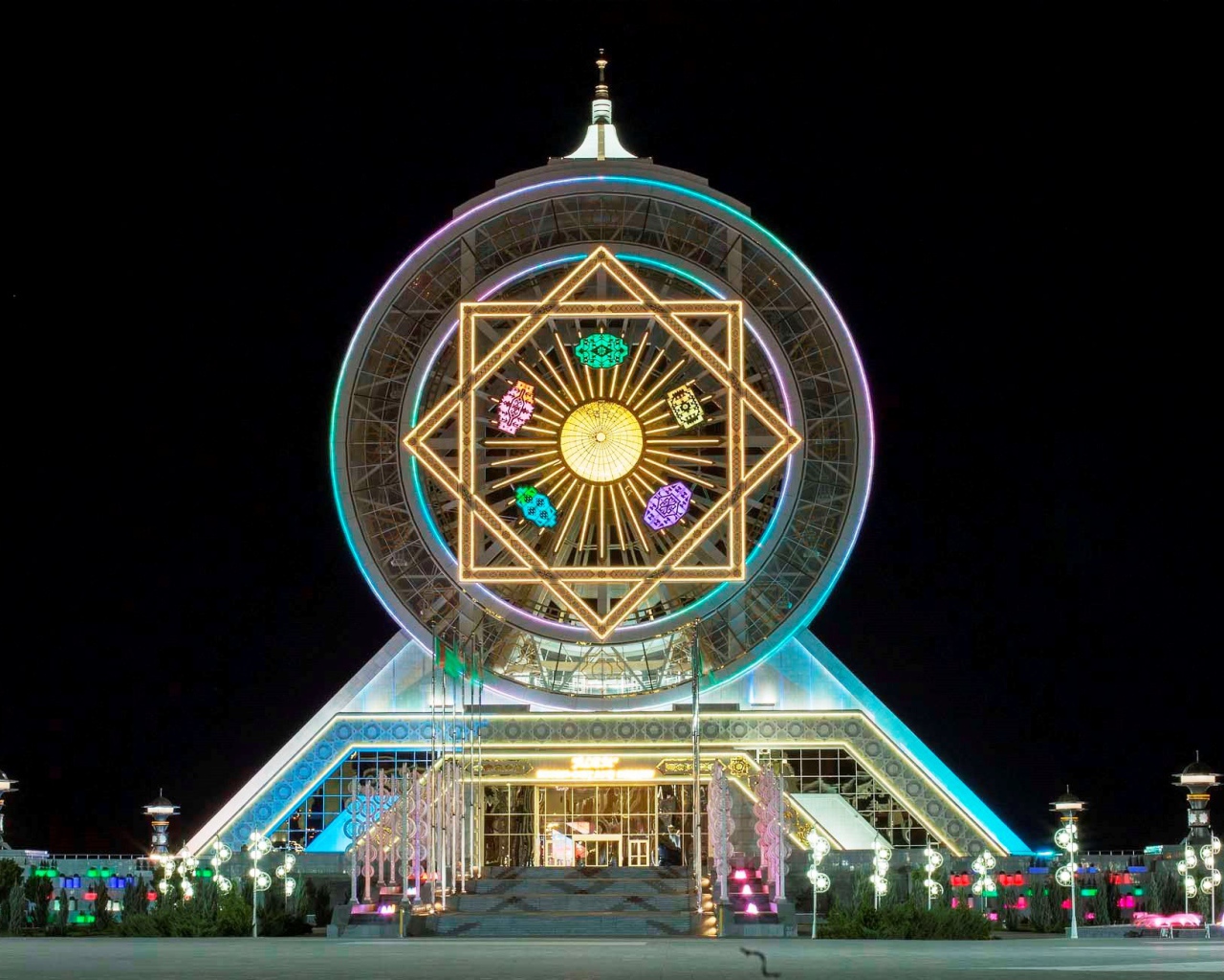 Закрытое колесо обозрения город Ашхабад 