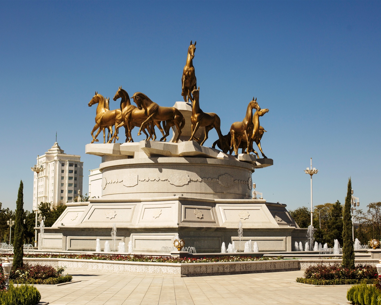 Конная статуя город Ашхабад 