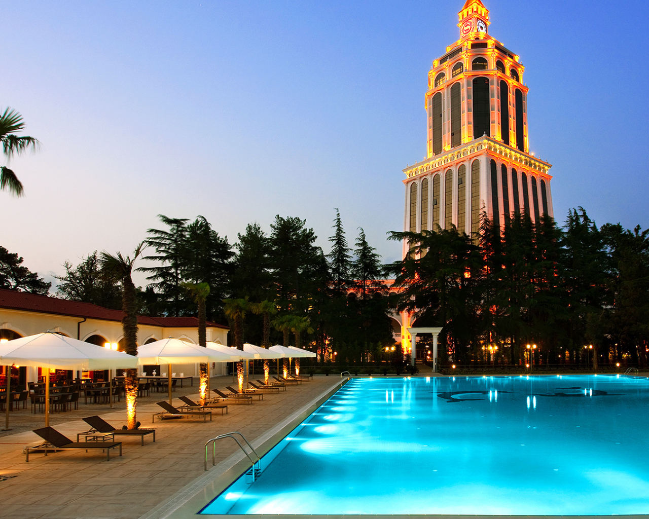 Вечерний вид на бассейн у гостиницы Шератон Батуми 