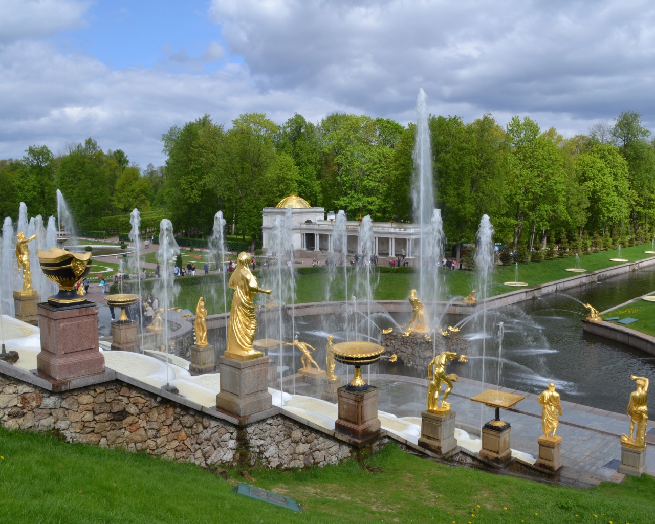 Фонтаны в парке, Петергоф. Санкт Петербург. Россия 