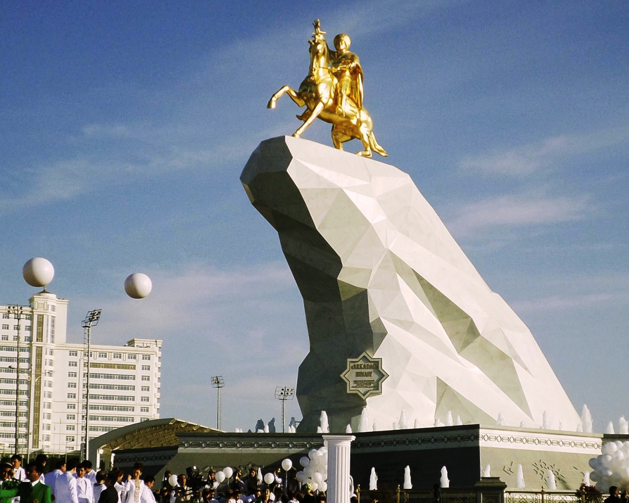 Позолоченный памятник президенту Туркмении город Ашхабад 