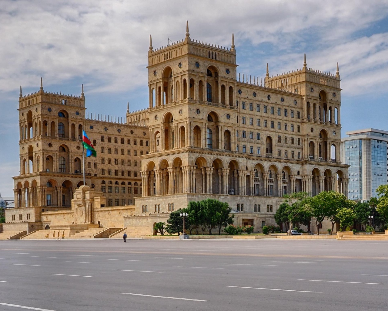 Дом правительства Азербайджанской Республики на площади Свободы Баку 