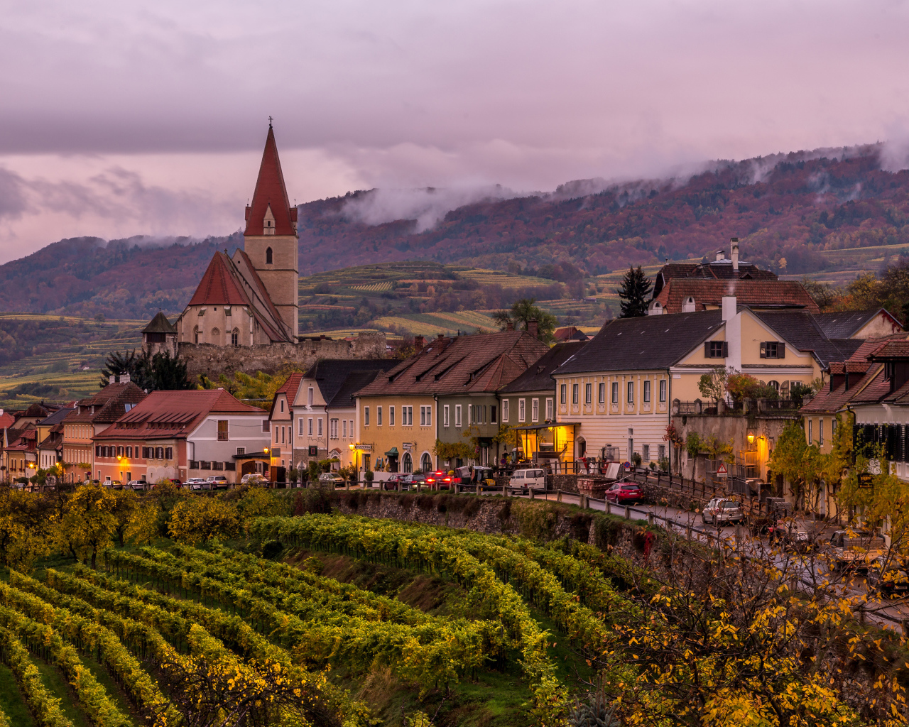 Дома и церковь в городе, Австрия 