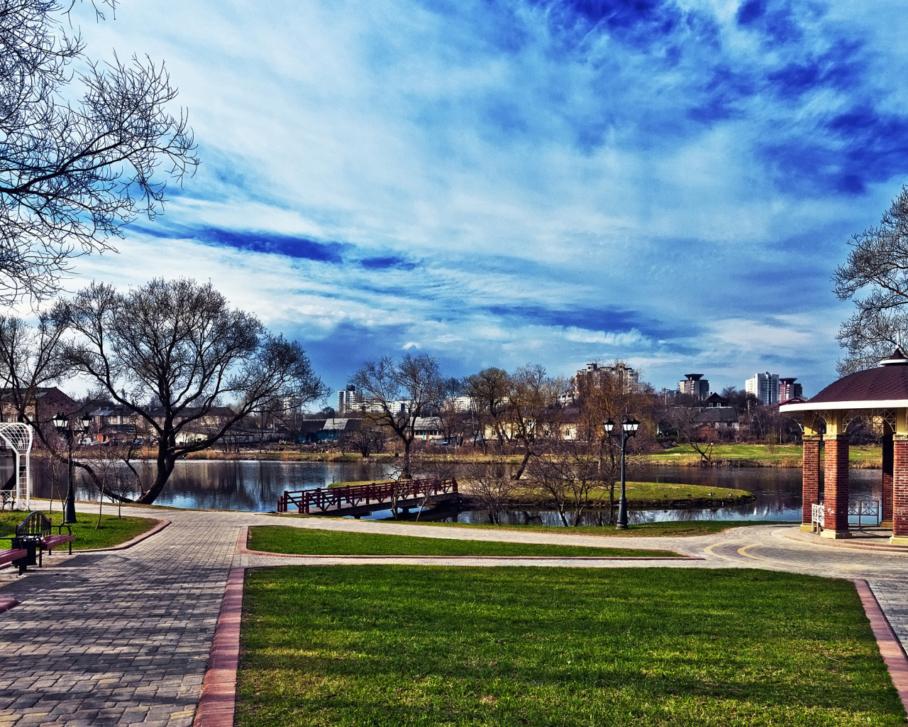 Лощицкий парк на фоне красивого неба город Минск 