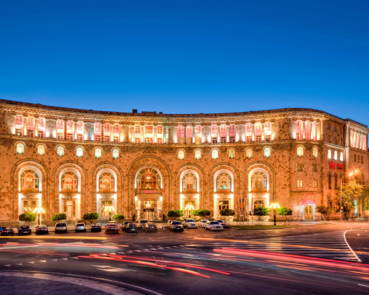 Отель Марриотт вечером город  Ереван 