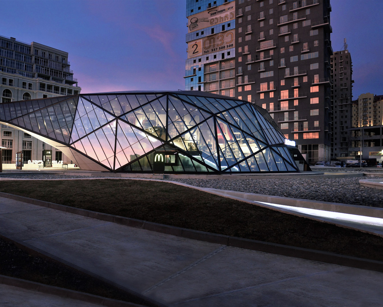 Стеклянное здание McDonald's в Батуми 