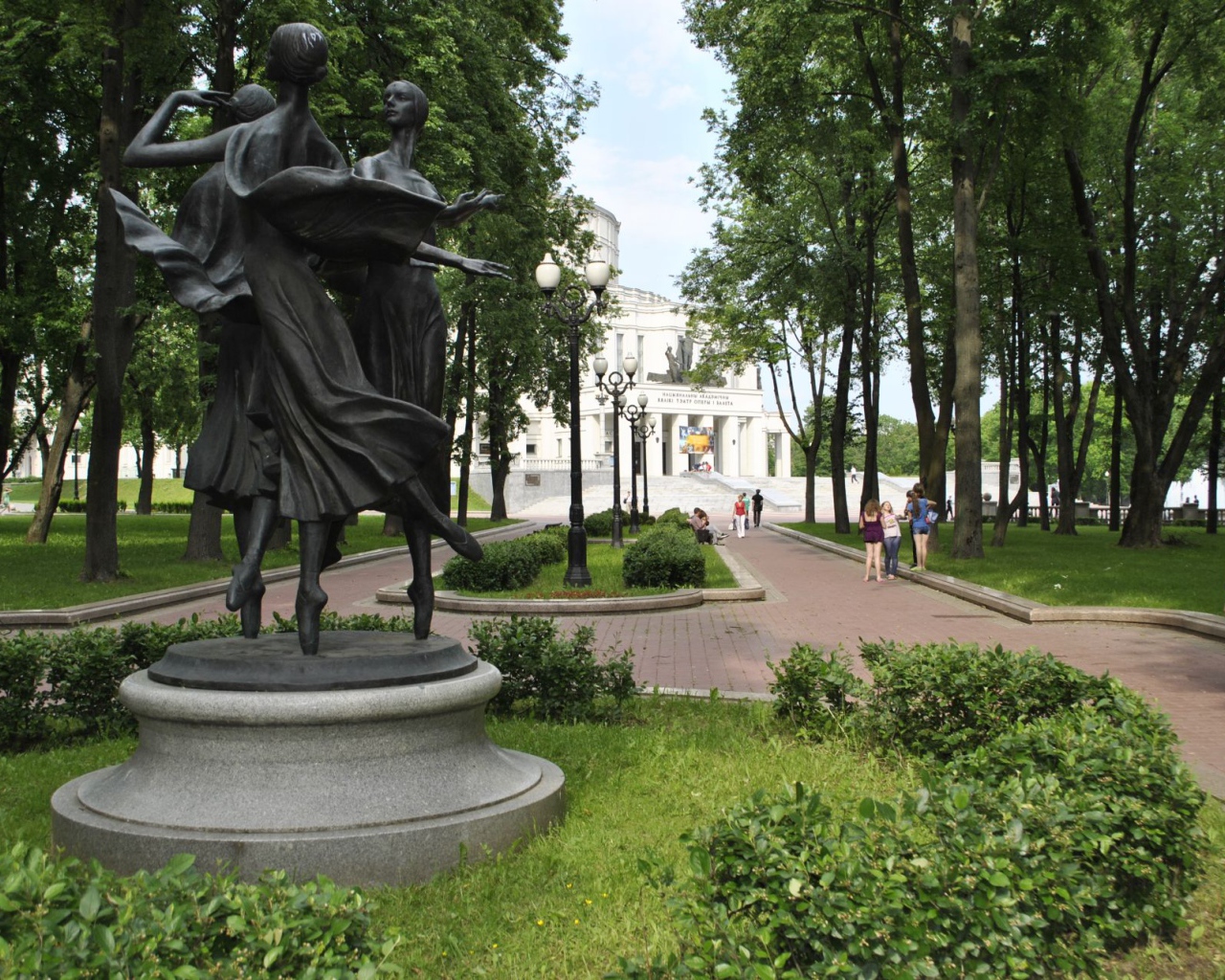 Памятник балеринам в парке имени Янки Купалы город Минск 