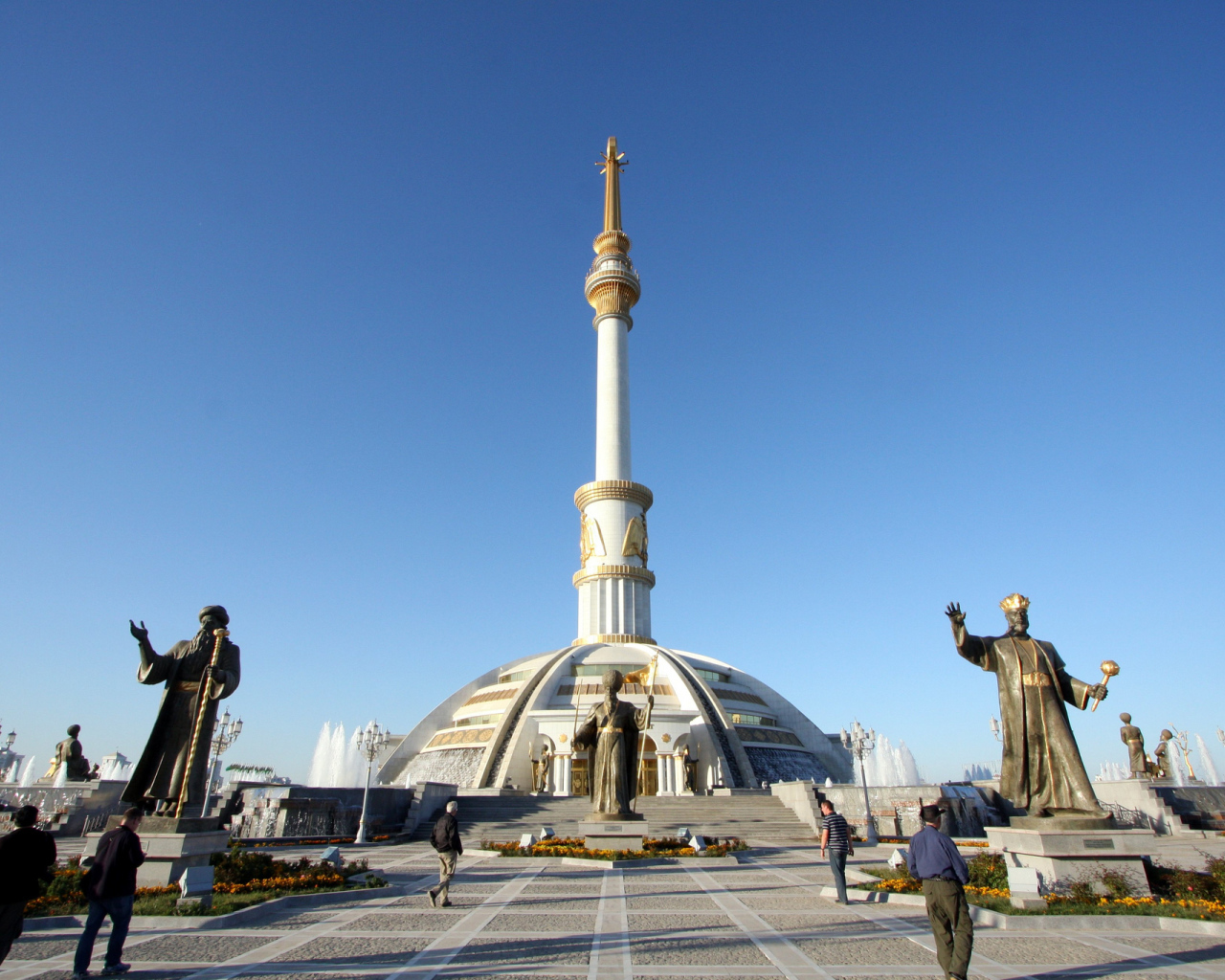 Монумент Независимости Туркменистана  город Ашхабад 