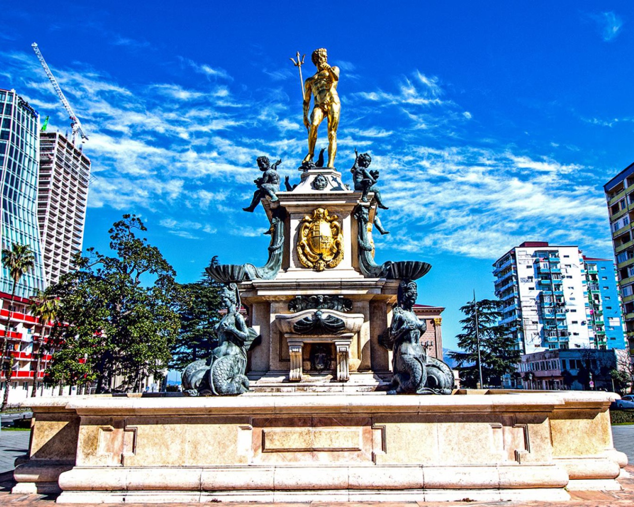 Памятник на проспекте Руставели Батуми 