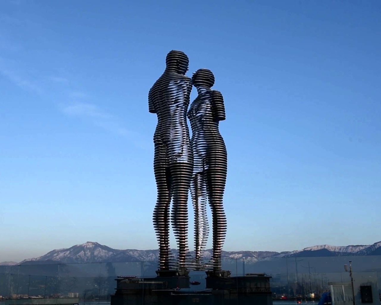 Движущиеся статуя Али и Нино набережная Батуми 