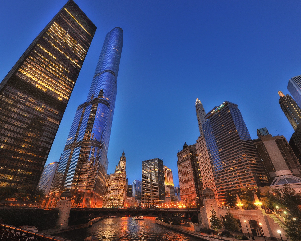 Ночные огни зданий города Чикаго 