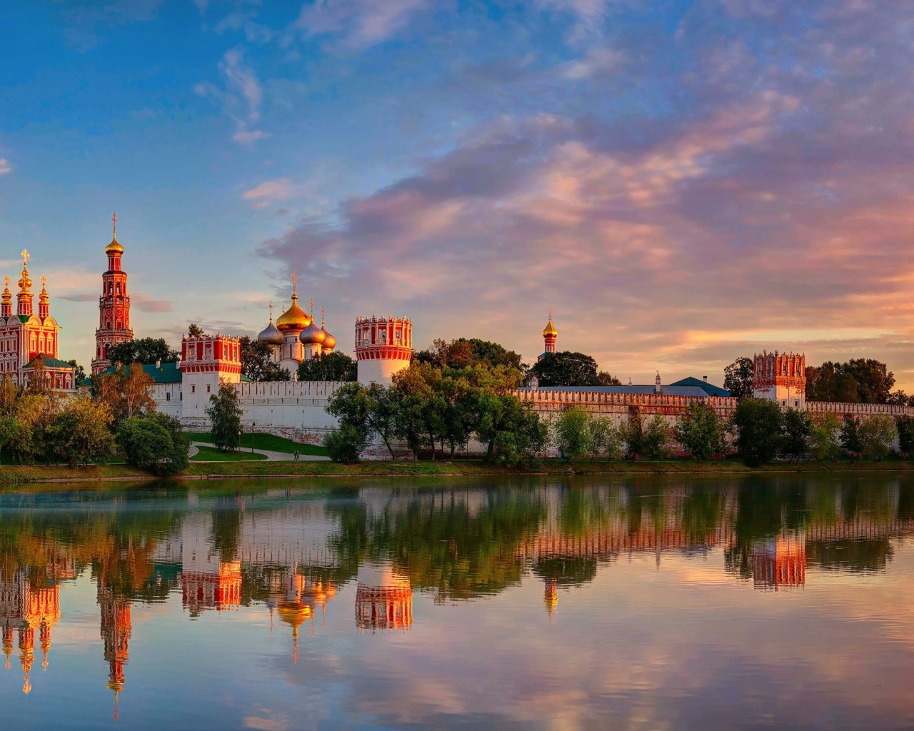 Новодевичий Богородице-Смоленский монастырь на закате, город Москва. Россия 