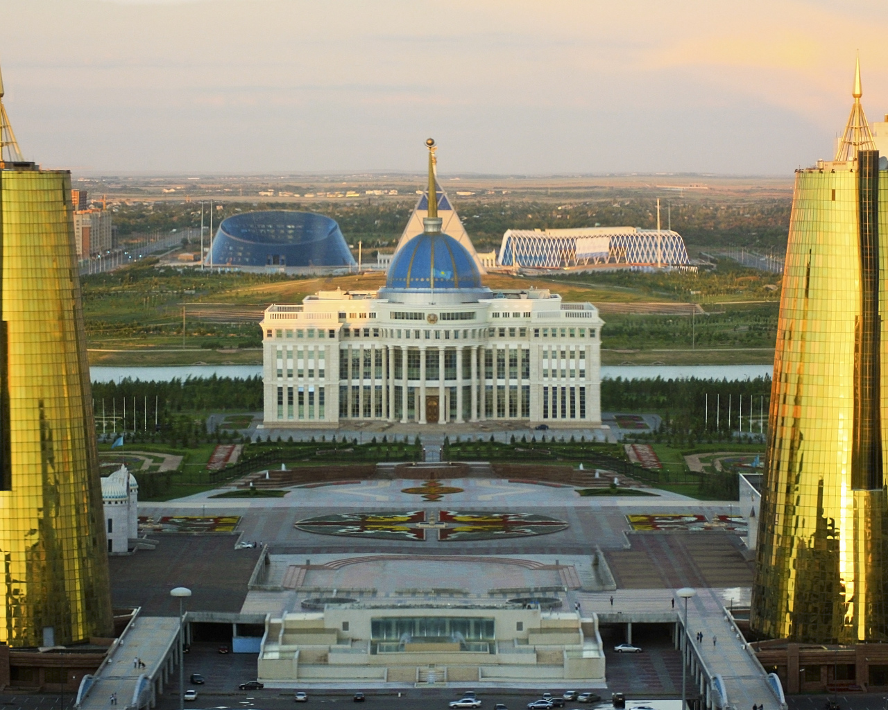 Панорама города Астана со смотровой площадки Байтерека 