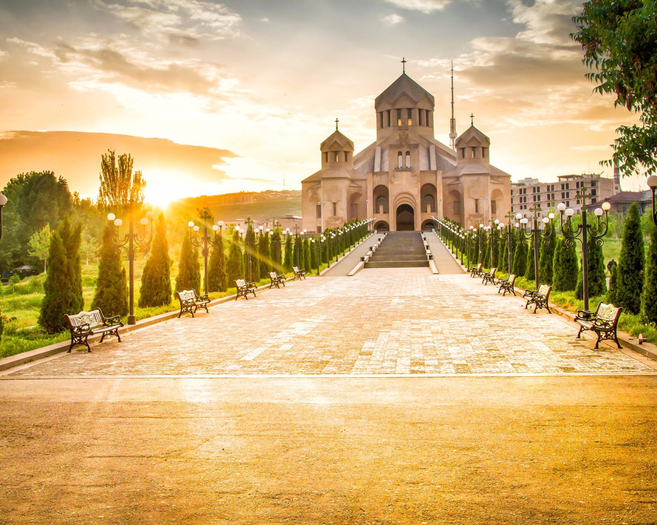 Кафедральный собор Святого Григория Просветителя в лучах солнца 