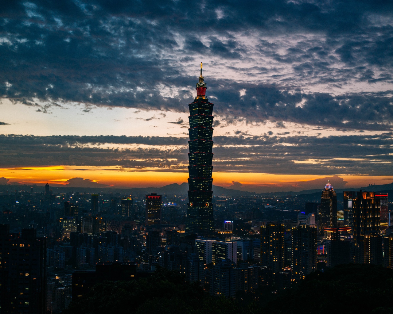 Небоскреб в ночном городе на фоне неба 