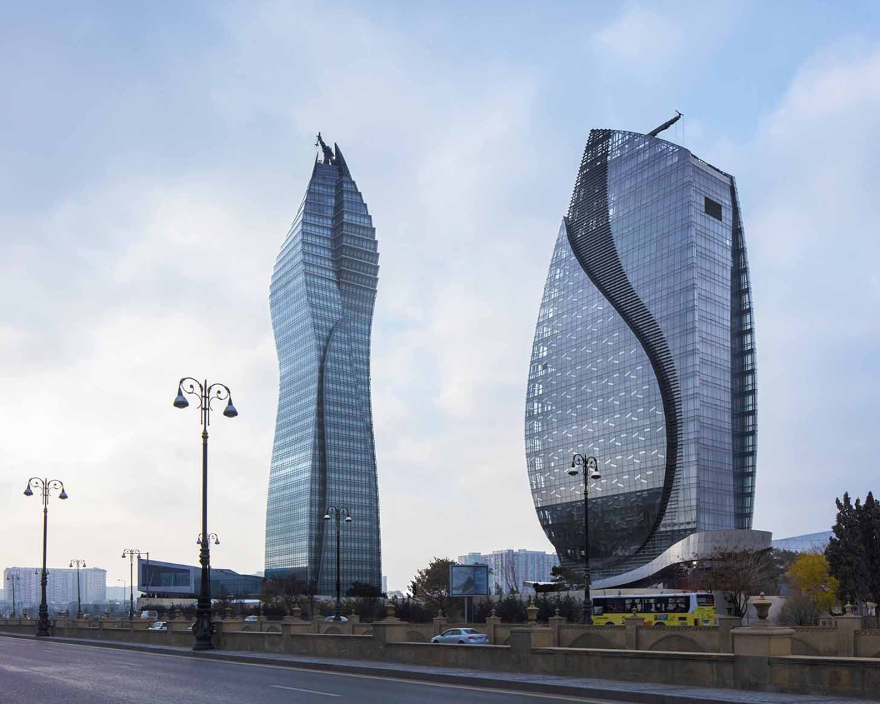 Socar Tower и Azersu Office Tower - высотные здания Баку