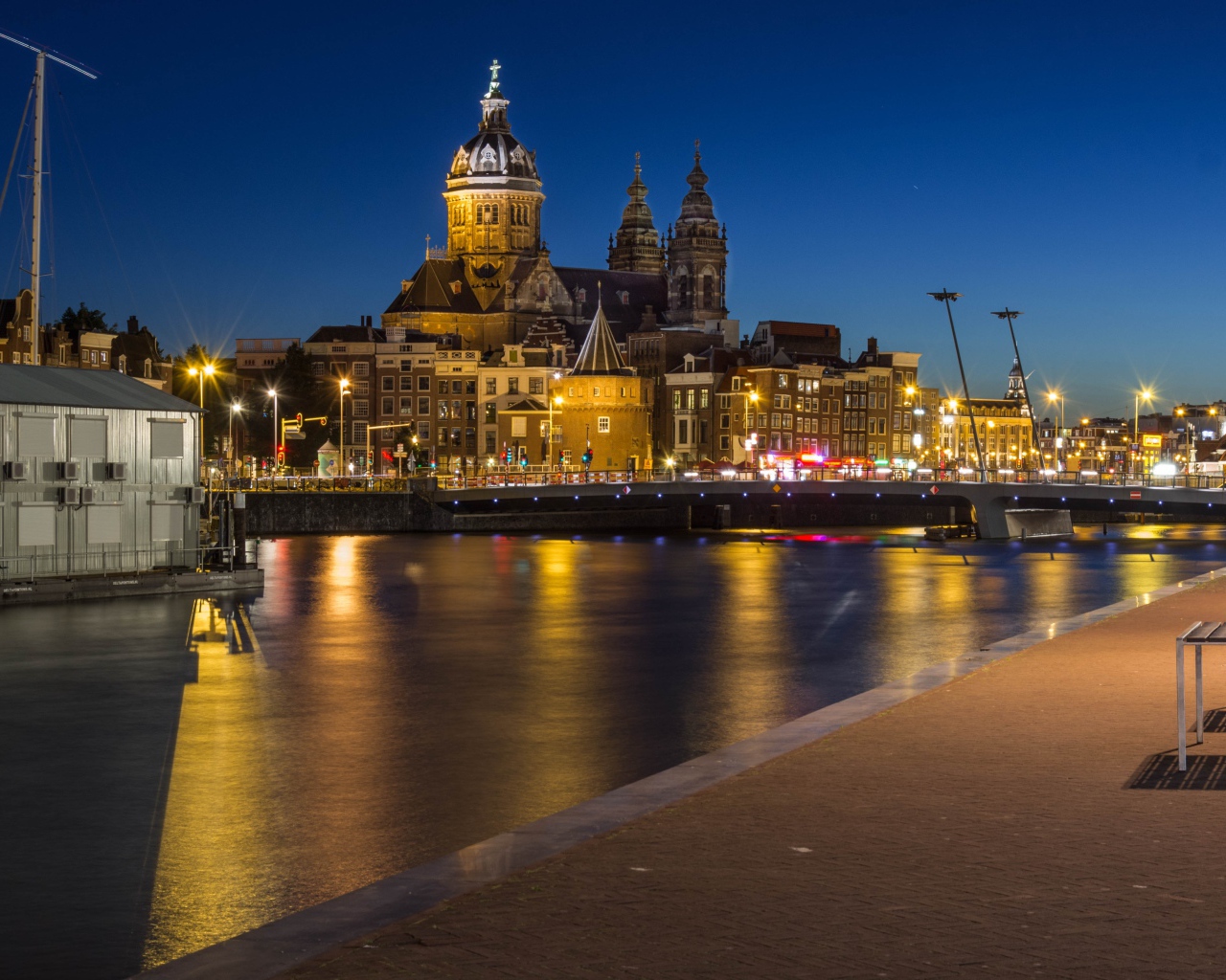 Церковь святого Николая ночью, город  Амстердам 