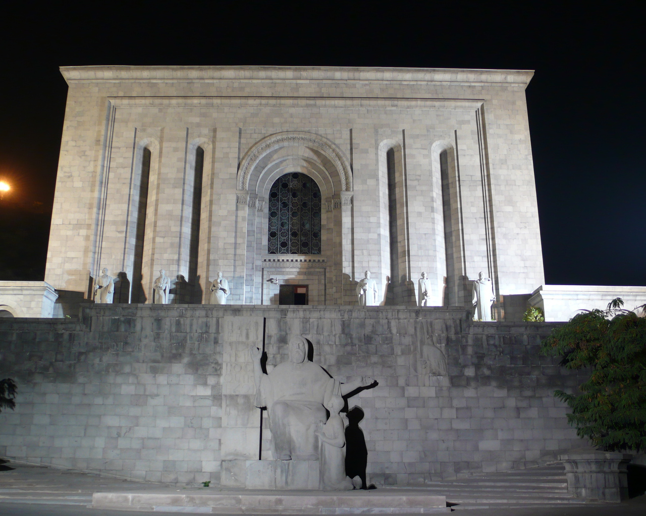 Хранилище и научно-исследовательский институт древних рукописей Матенадаран город Ереван 