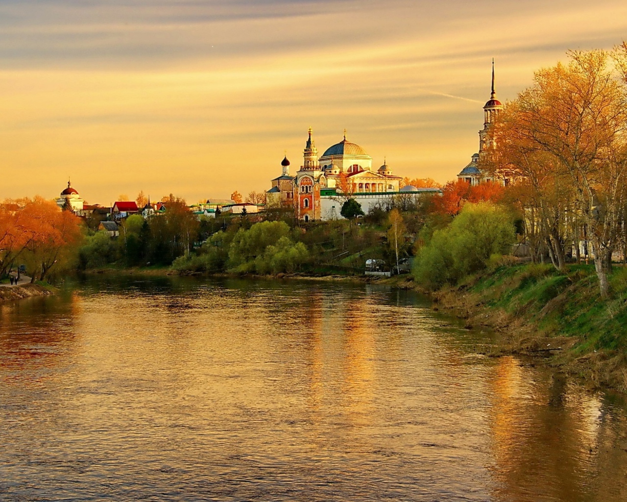 Закат над рекой, город Торжок. Тверская область Россия 