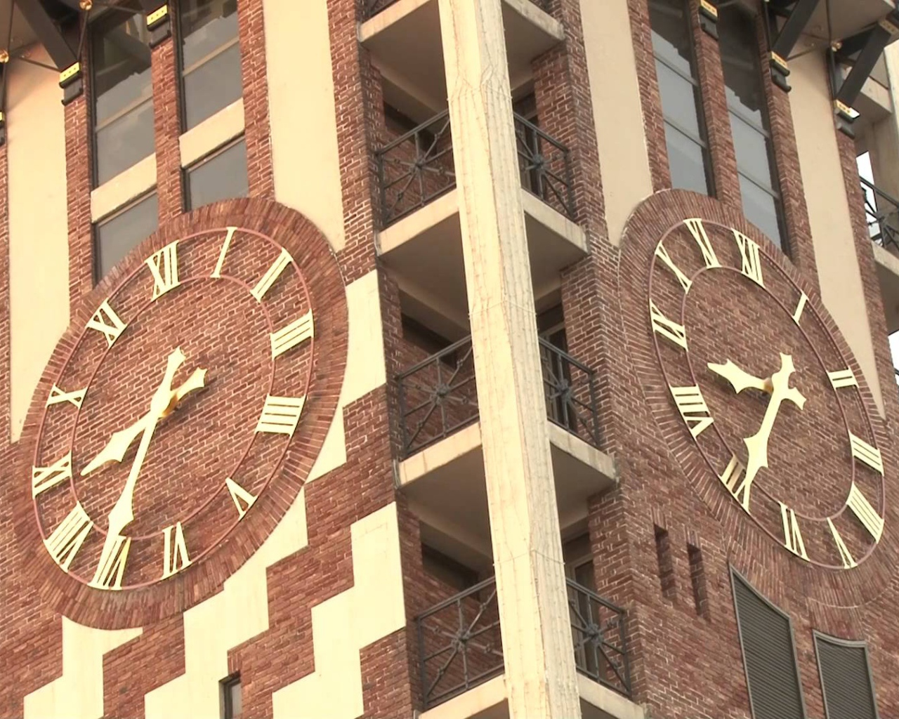 Часы на высотном здании Батуми 