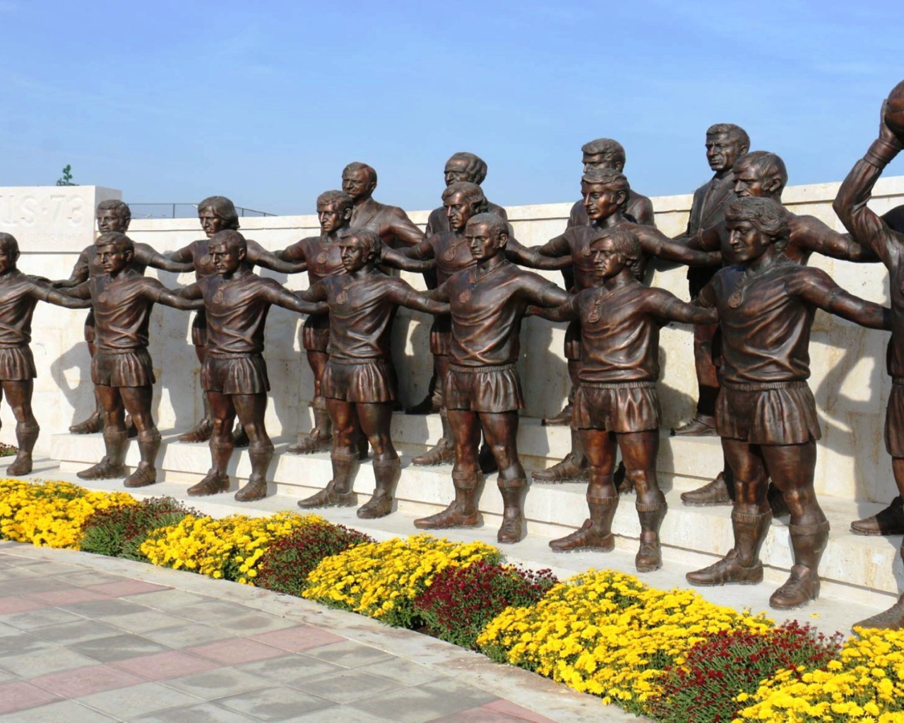 Памятник легендарному футбольному клубу «Арарат-73» в Ереване 
