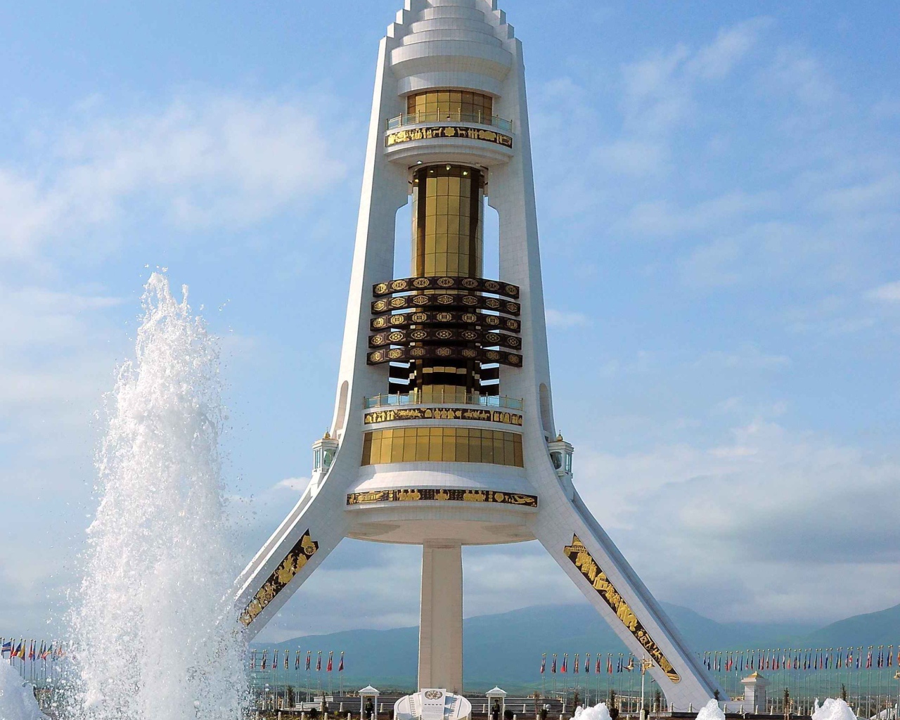 Уч Аяк Башня Свободы город Туркменистан  