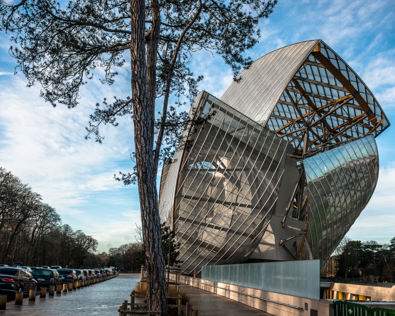 Необычное современное стеклянное здание,  Индия 