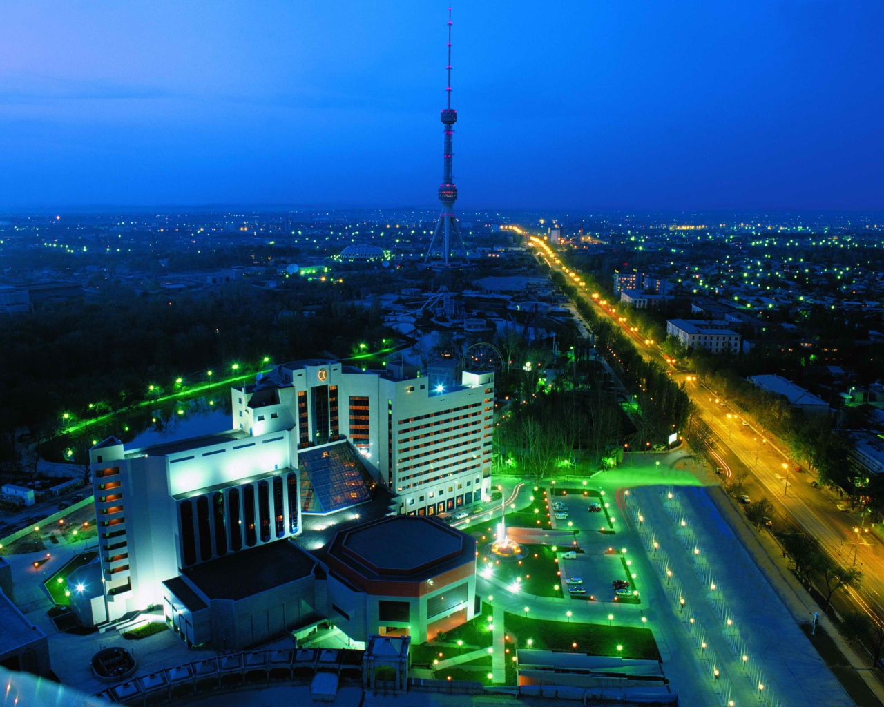 Вид на Ташкент и на ташкентскую телебашню в сумерках 