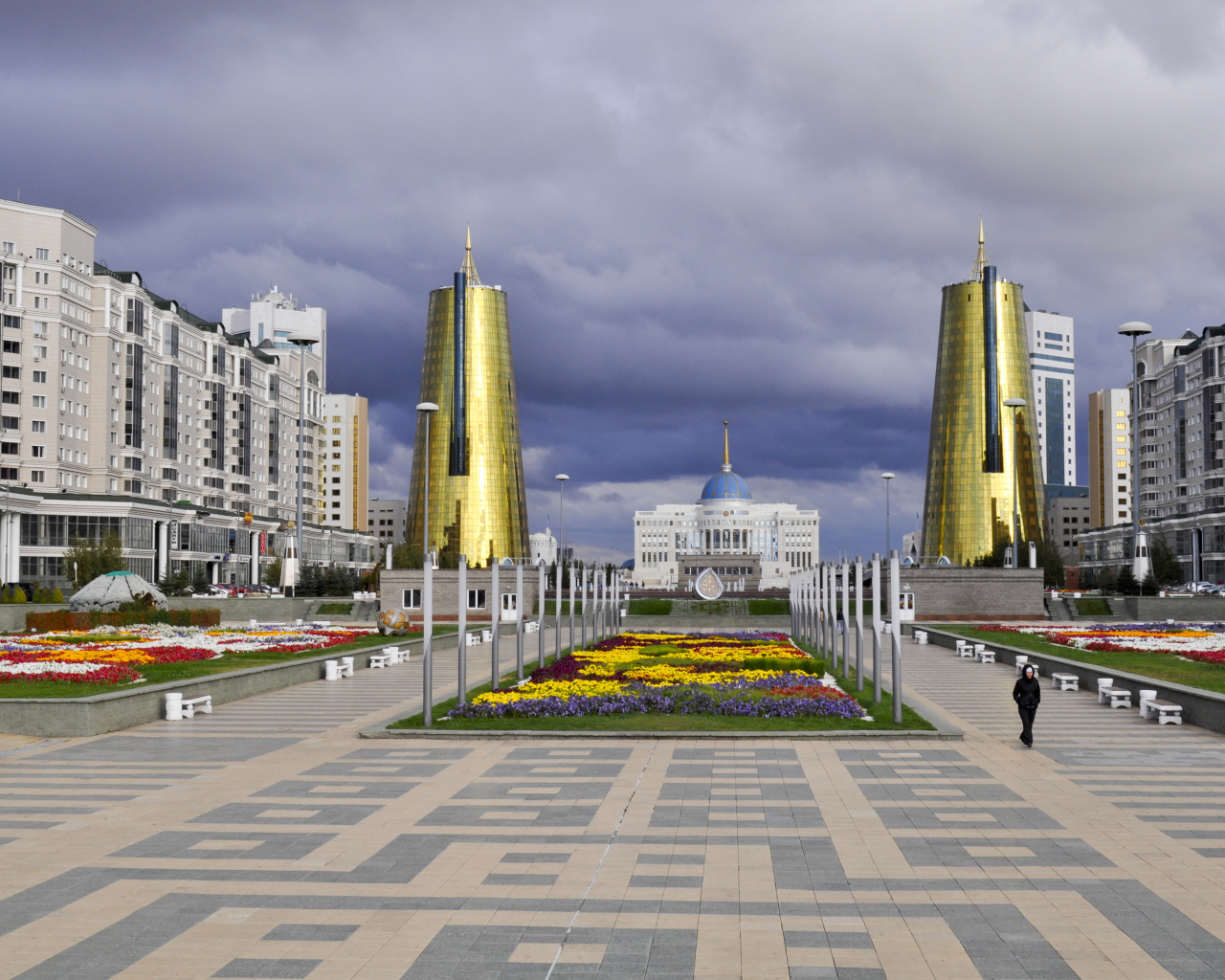 Вид на Водно-зелёный бульвар и две золотые башни город Астана 