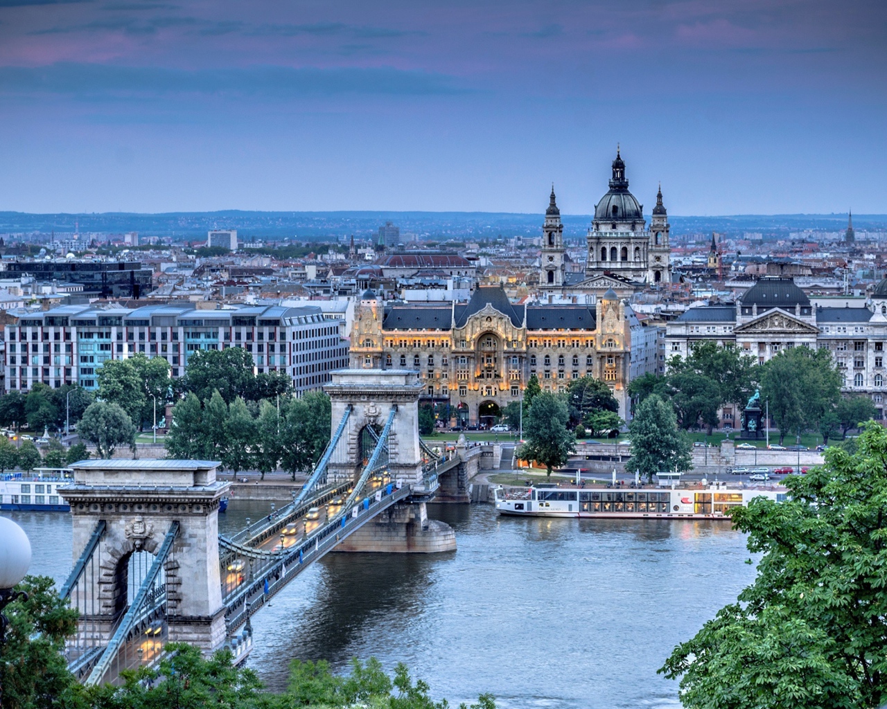 Вид на город Будапешт и на цепной мост, Венгрия 