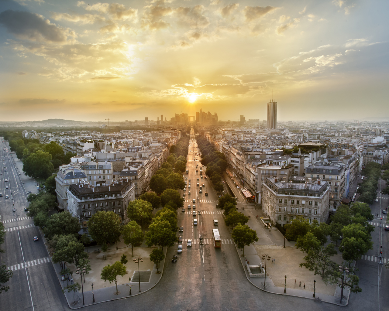 Вид на жилой квартал Дефанс в лучах солнца, Париж. Франция 