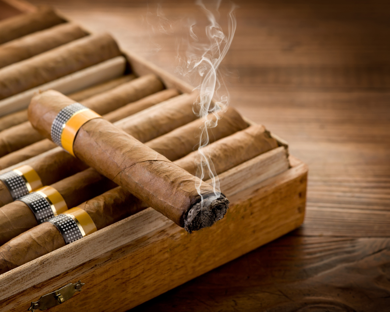 Дымящаяся сигара на столе 