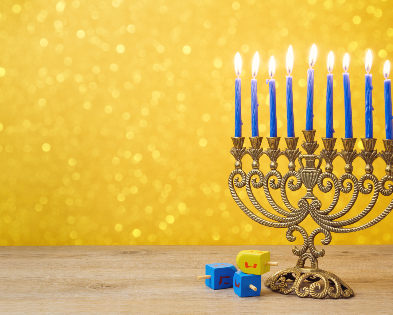 Красивый старинный подсвечник с голубыми свечами