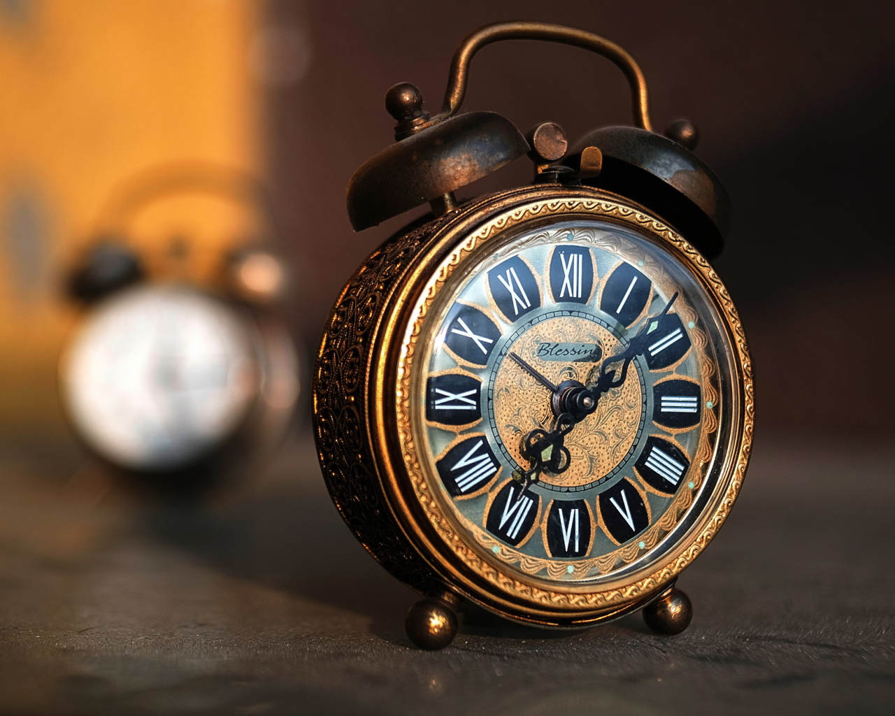 Красивый ретро будильник с черными стрелками